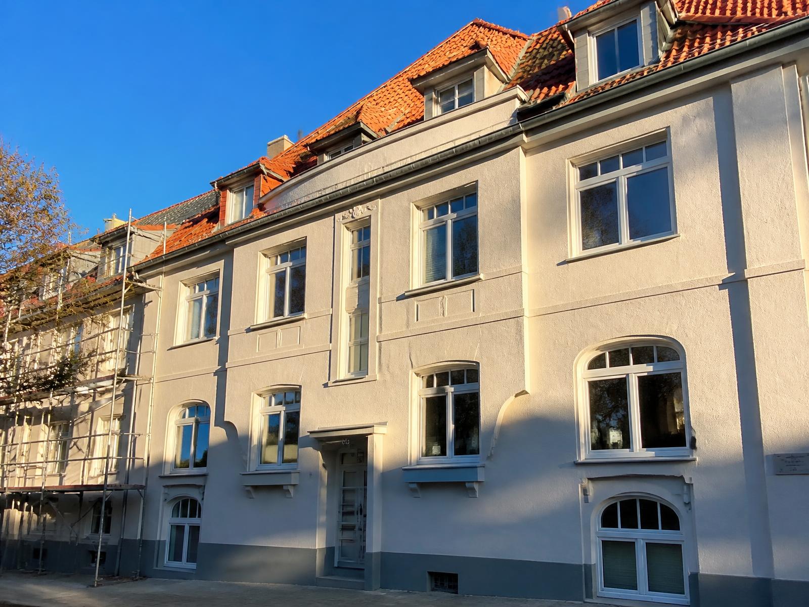 Frisch sanierte Fassade mit neuem Putz in Freiburg